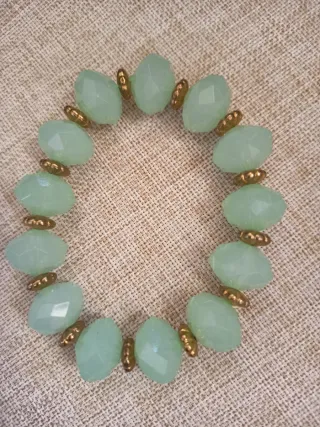 Pulseras de cuentas verdes y doradas