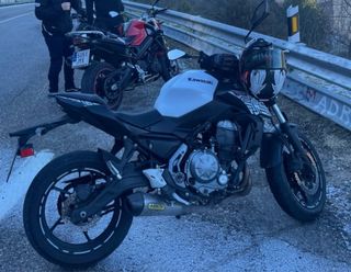 Kawasaki Z650 2019 Negra y Blanca Arroz linea comp