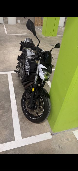 Kawasaki Z650 2019 Negra y Blanca Arroz linea comp
