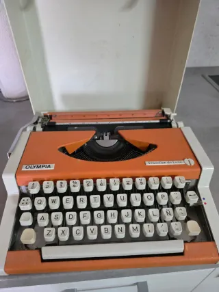 Máquina de escribir Olympia Traveller de Luxe