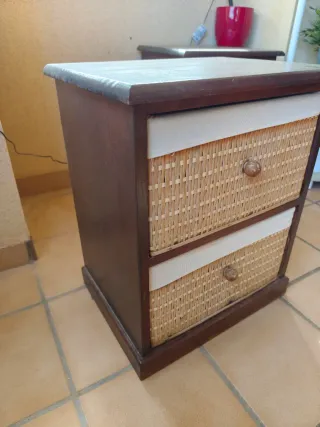 Mesitas de noche de madera y mimbre