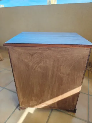 Mesitas de noche de madera y mimbre