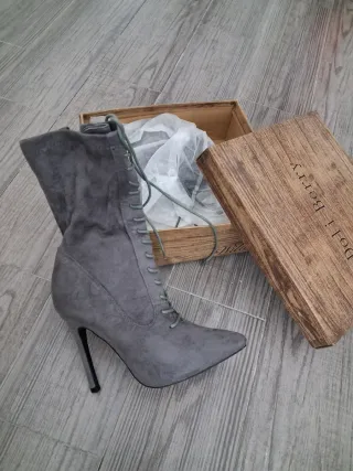 Botín tacón gris con cordones