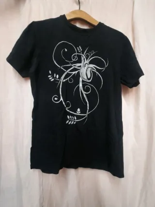 Camiseta negra con estampado de corazón