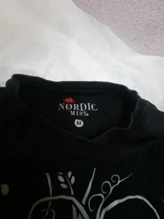 Camiseta negra con estampado de corazón