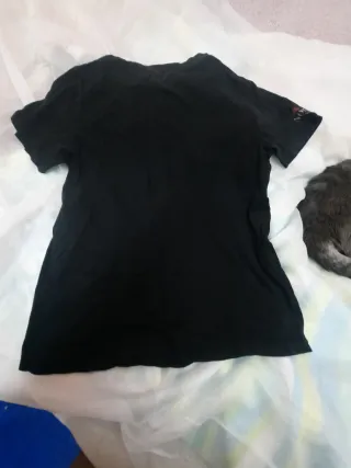 Camiseta negra con estampado de corazón
