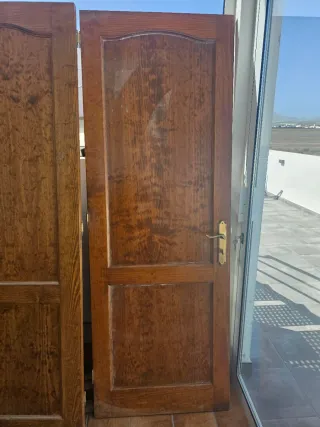 Puerta de madera de pino