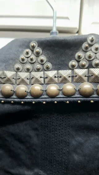 Elegante Chaquetón Negro con Tachuelas