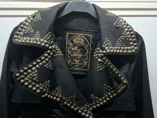 Elegante Chaquetón Negro con Tachuelas