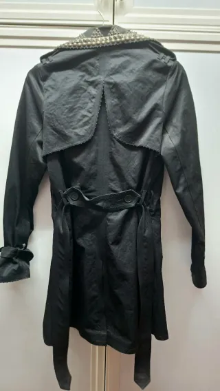 Elegante Chaquetón Negro con Tachuelas