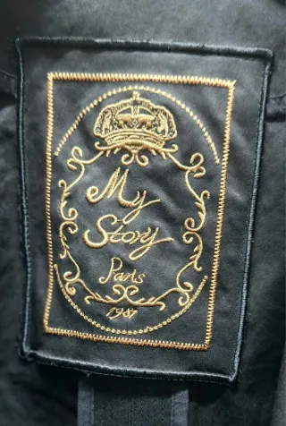 Elegante Chaquetón Negro con Tachuelas