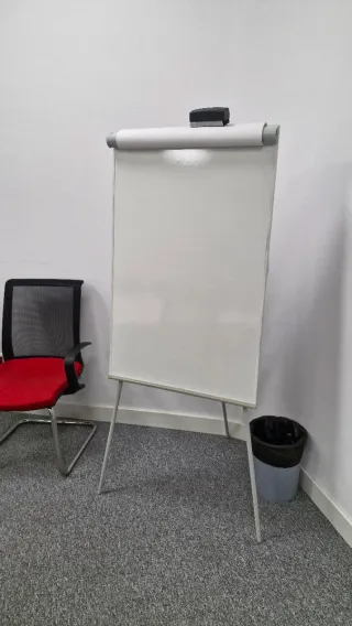 Pizarra blanca trípode para oficina 105x70