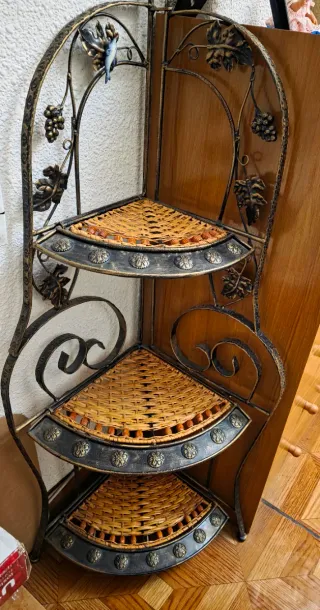Estantería de metal y mimbre