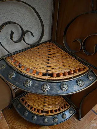 Estantería de metal y mimbre