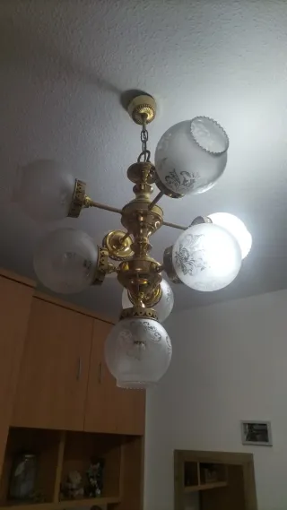 Lámpara de techo dorada con tulipas