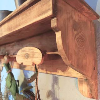 Colgador madera antiguo con repisa