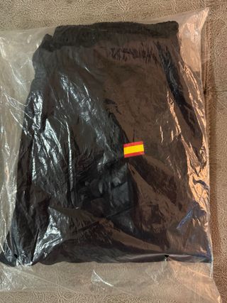 Mallas deportivas negras con detalle militar