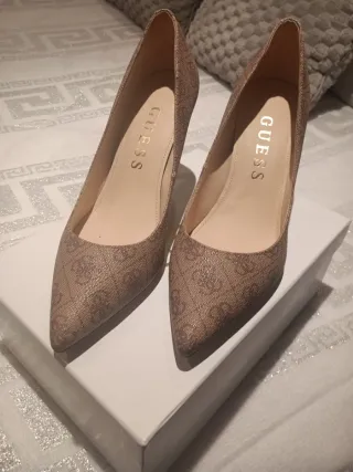 Zapatos de tacón Guess beige y dorados