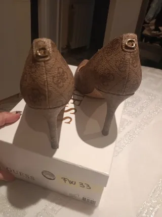 Zapatos de tacón Guess beige y dorados
