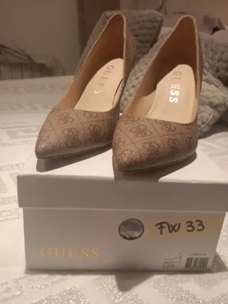 Zapatos de tacón Guess beige y dorados