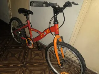 Bicicleta infantil roja y naranja