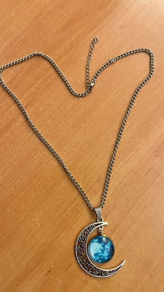 Collar de luna con diseño plateado