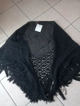 Mantella nera con frange