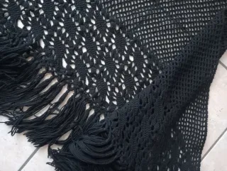 Mantella nera con frange