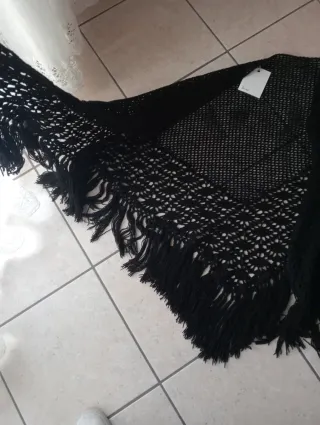 Mantella nera con frange