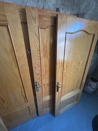 Puertas de madera pino claro.