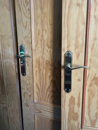 Puertas de madera pino claro.