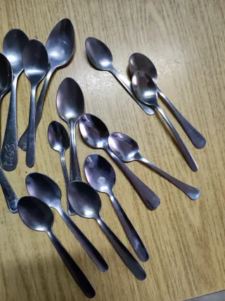 23 Cucharas de Postre Metálicas