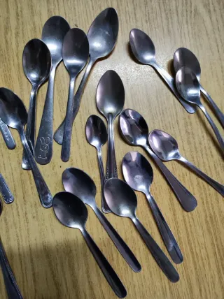 23 Cucharas de Postre Metálicas