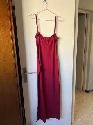 Vestido largo rojo con abertura en pierna