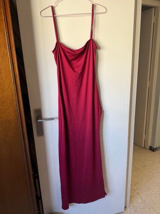 Vestido largo rojo con abertura en pierna