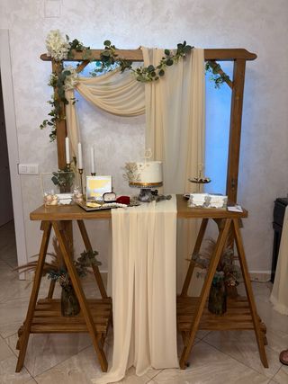 Alquiler de Mesa Decorativa de Madera + vajillas