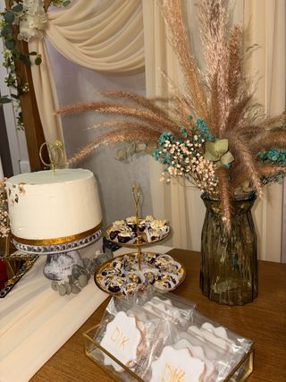 Alquiler de Mesa Decorativa de Madera + vajillas