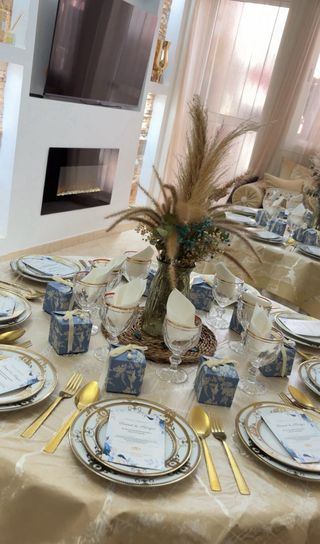 Alquiler de Mesa Decorativa de Madera + vajillas