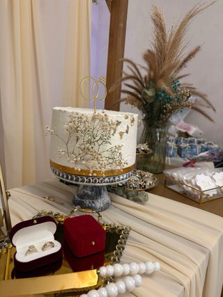 Alquiler de Mesa Decorativa de Madera + vajillas