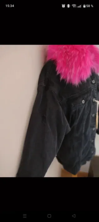 Chaqueta tejana con pelo fucsia