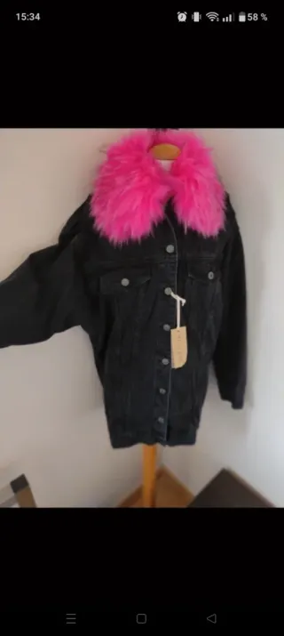 Chaqueta tejana con pelo fucsia