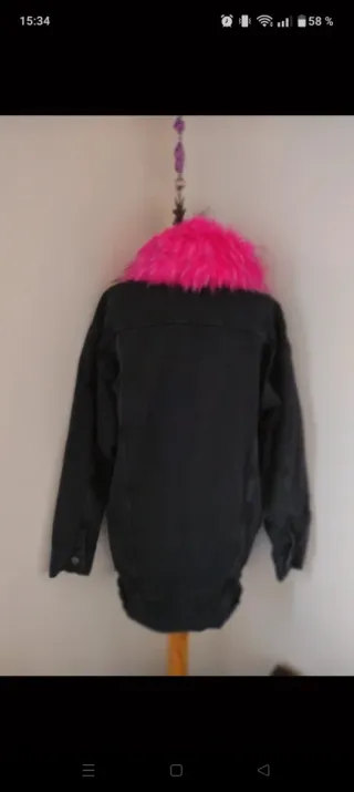 Chaqueta tejana con pelo fucsia