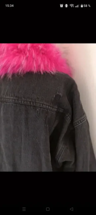 Chaqueta tejana con pelo fucsia