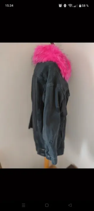 Chaqueta tejana con pelo fucsia