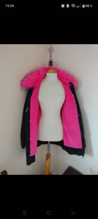 Chaqueta tejana con pelo fucsia
