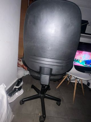 Silla de oficina negra con ruedas