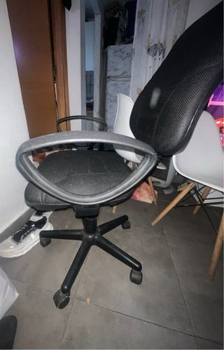 Silla de oficina negra con ruedas
