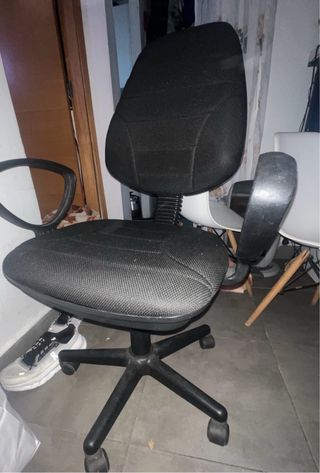 Silla de oficina negra con ruedas