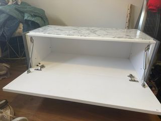 Mueble bajo TV efecto mármol y madera