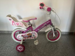 Bicicleta infantil rosa con ruedines